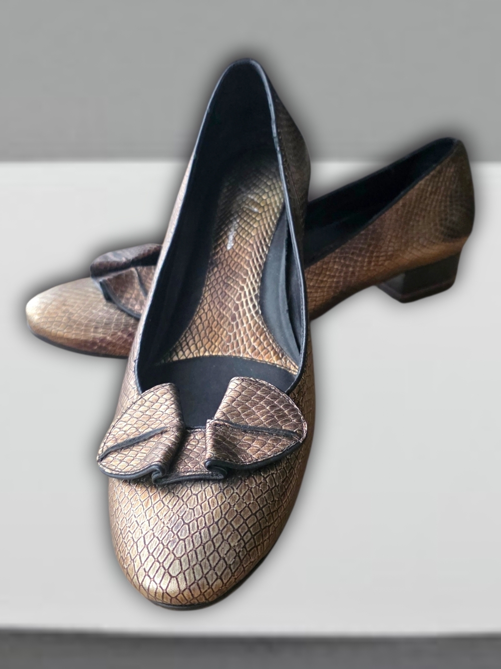 Vero Cuoio Metallic Bronze Loafers with Bow Accent Size 9.5 EUC Healthy Heels